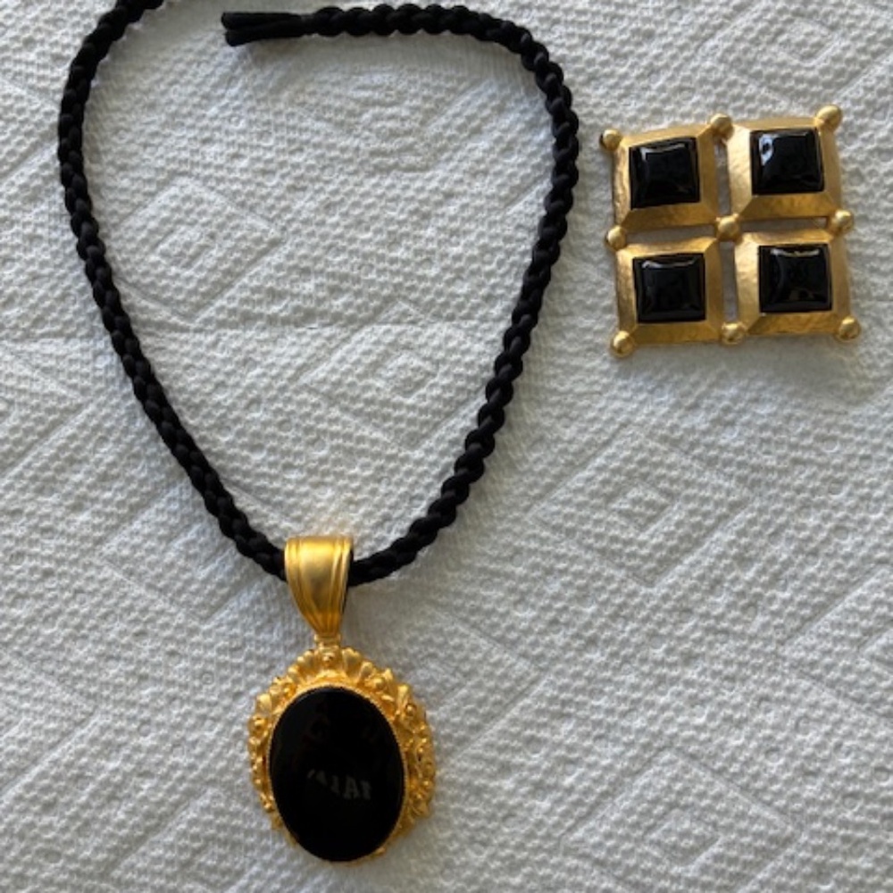 CHARMING ENSEMBLE OF NECKLACE AND BROOCH SET IN BRUSHED GOLD WITH ROPE "CHAIN".